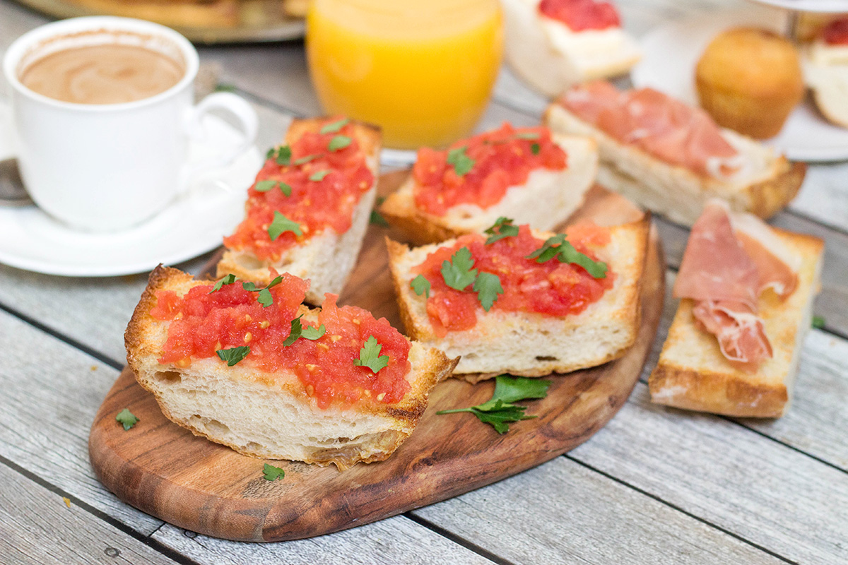 ¡Una mirada al tradicional desayuno español que incluye la famosa tortilla de papas, churros y chocolate caliente, y una gran variedad de deliciosos sándwiches!