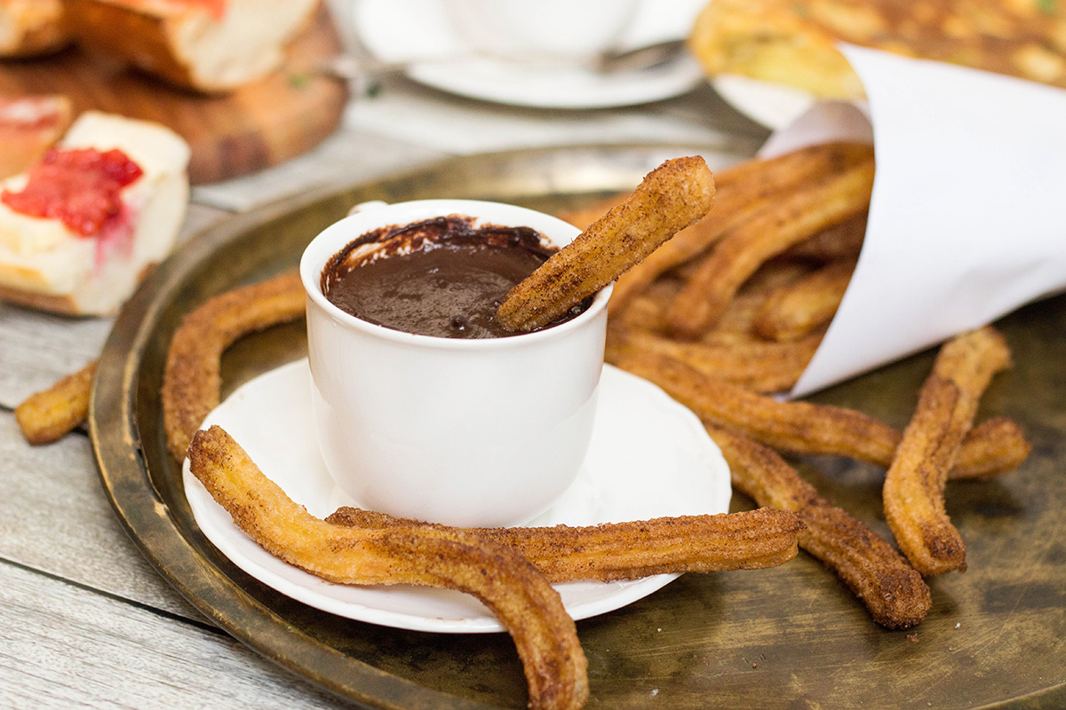 ¡Una mirada al tradicional desayuno español que incluye la famosa tortilla de papas, churros y chocolate caliente, y una gran variedad de deliciosos sándwiches!