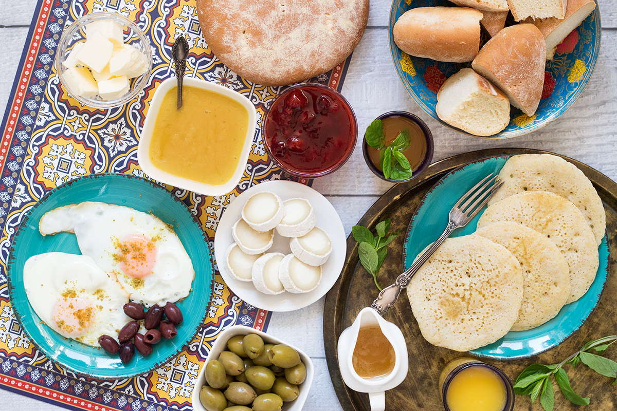 ¡Una mirada al tradicional desayuno marroquí que incluye pan, tortitas de sémola, huevos fritos y el famoso té de menta! | cocinartheglobe.com