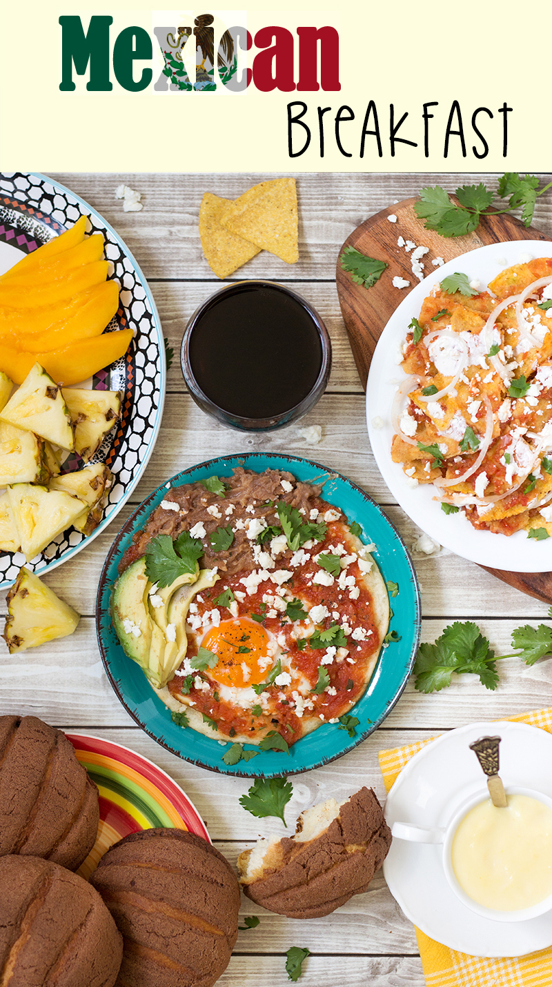¡Un vistazo al tradicional desayuno mexicano que incluye huevos fritos picantes (Huevos Rancheros), chips de tortilla en salsa (Chilaquiles), pan dulce y la bebida caliente de maíz (Atole)!