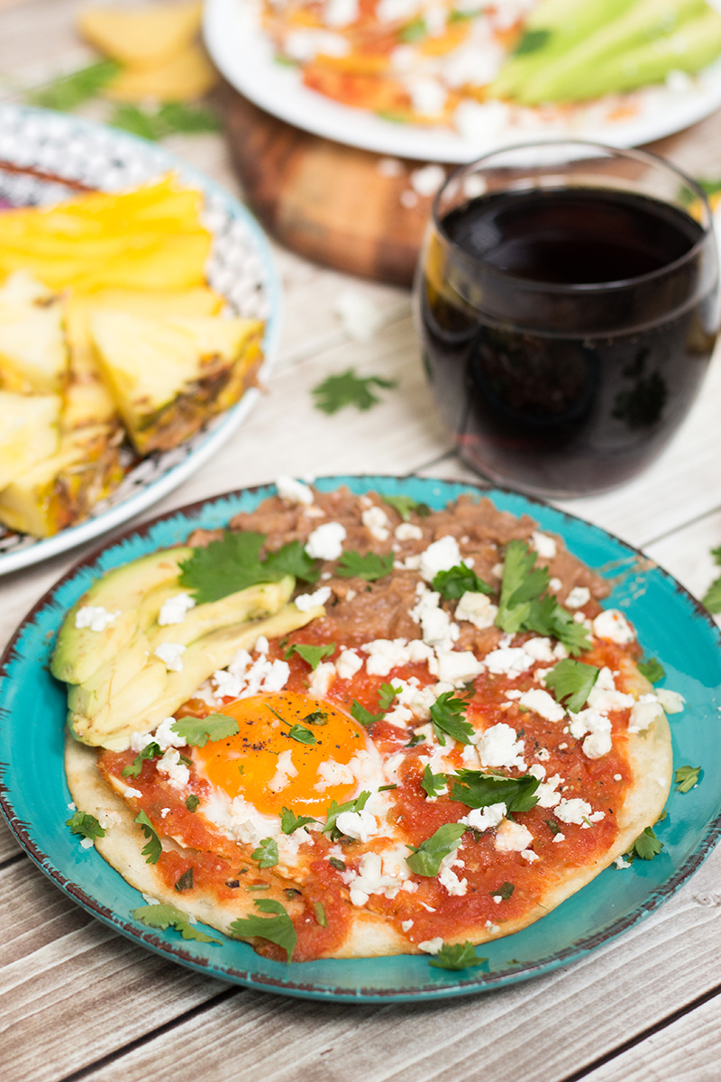 ¡Un vistazo al tradicional desayuno mexicano que incluye huevos fritos picantes (Huevos Rancheros), chips de tortilla en salsa (Chilaquiles), pan dulce y la bebida caliente de maíz (Atole)!