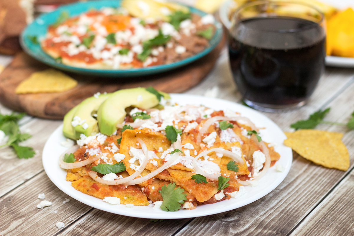 ¡Un vistazo al tradicional desayuno mexicano que incluye huevos fritos picantes (Huevos Rancheros), chips de tortilla en salsa (Chilaquiles), pan dulce y la bebida caliente de maíz (Atole)!