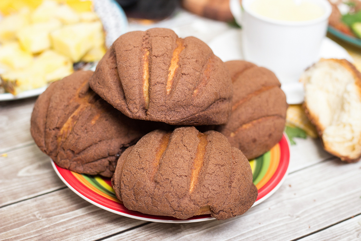 ¡Un vistazo al tradicional desayuno mexicano que incluye huevos fritos picantes (Huevos Rancheros), chips de tortilla en salsa (Chilaquiles), pan dulce y la bebida caliente de maíz (Atole)!