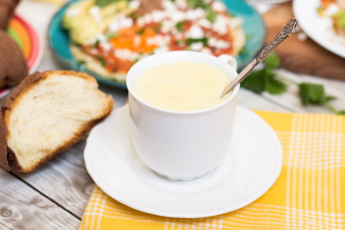 ¡Un vistazo al tradicional desayuno mexicano que incluye huevos fritos picantes (Huevos Rancheros), chips de tortilla en salsa (Chilaquiles), pan dulce y la bebida caliente de maíz (Atole)!