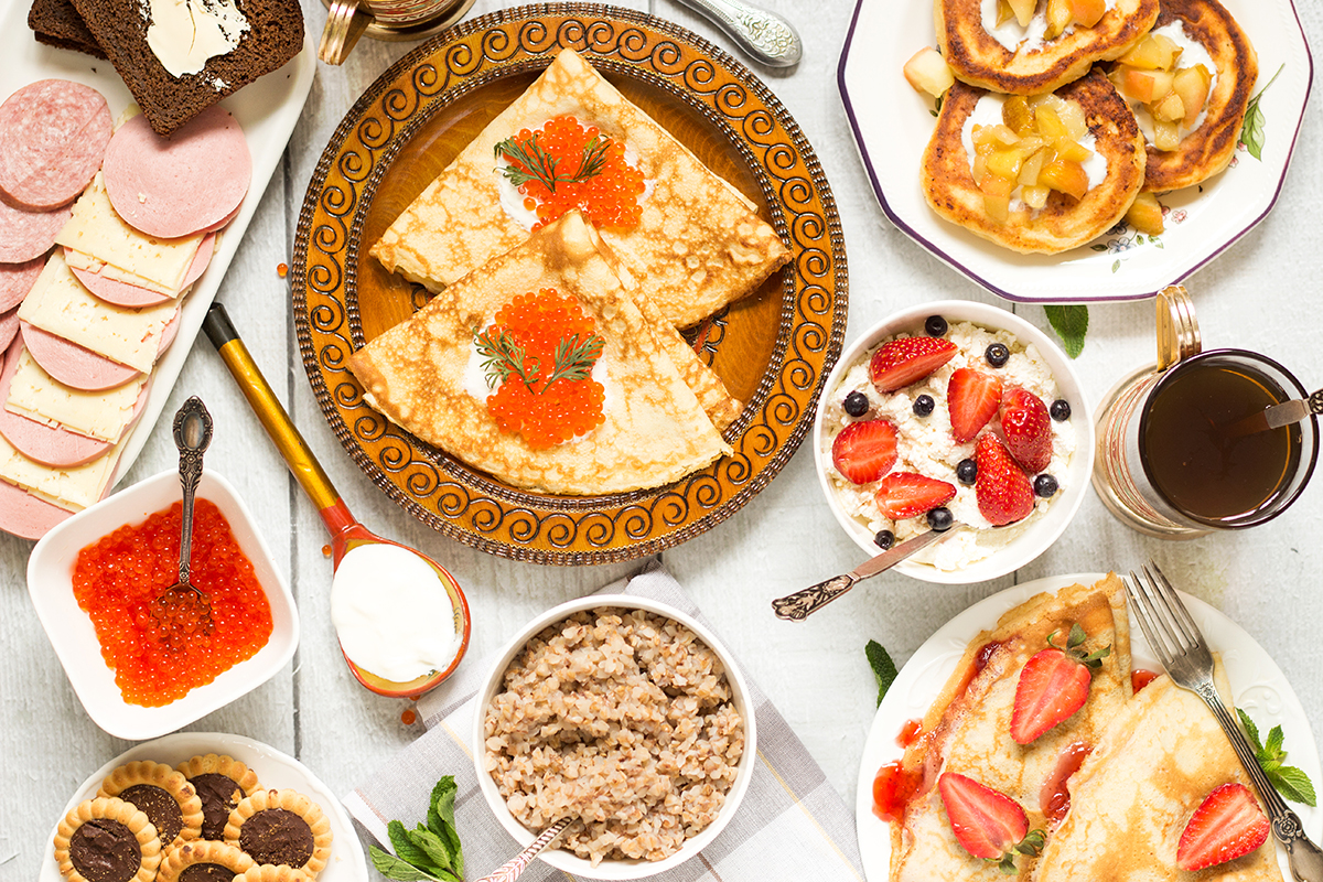¡Una mirada al tradicional desayuno ruso que incluye dos tipos de panqueques, papilla de avena (kasha), sándwiches (buterbrody) y té con galletas! | cocinartheglobe.com