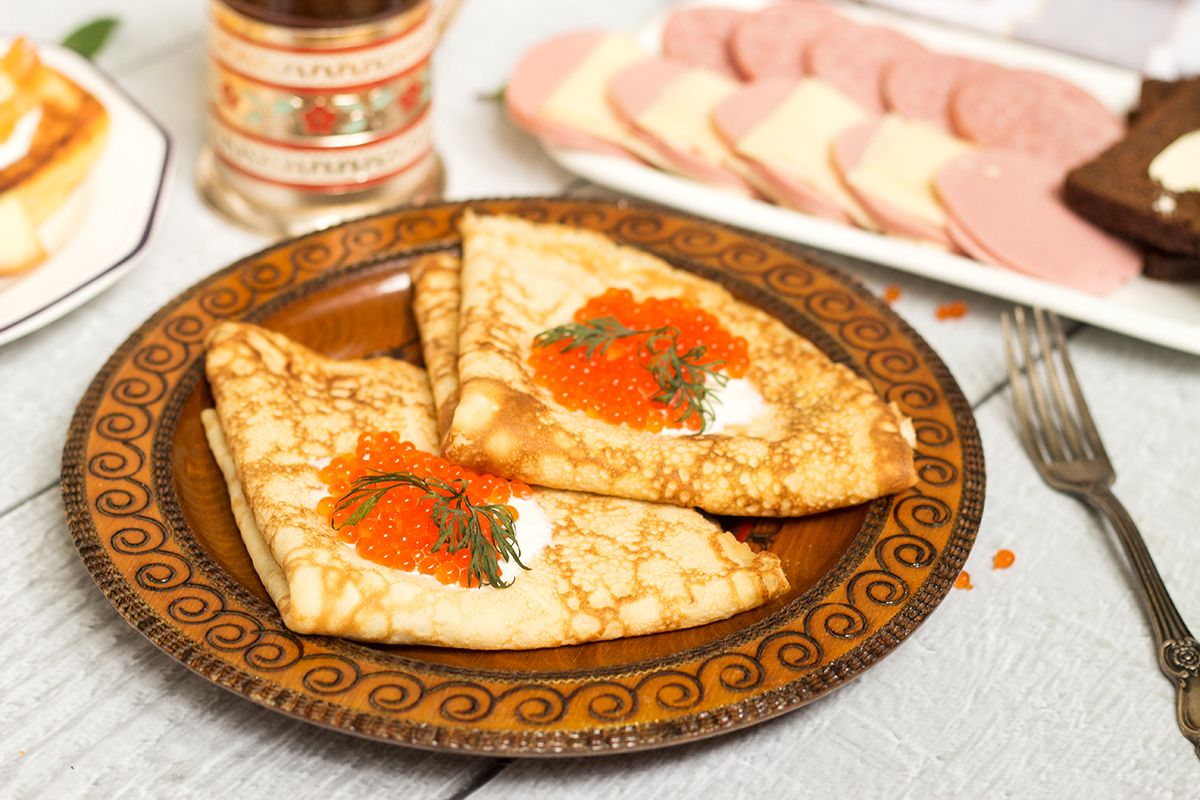 ¡Una mirada al tradicional desayuno ruso que incluye dos tipos de panqueques, papilla de avena (kasha), sándwiches (buterbrody) y té con galletas! | cocinartheglobe.com