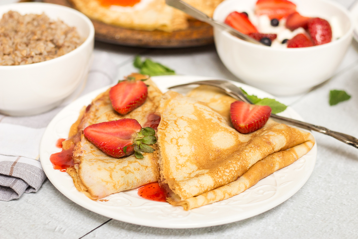 ¡Una mirada al tradicional desayuno ruso que incluye dos tipos de panqueques, papilla de avena (kasha), sándwiches (buterbrody) y té con galletas! | cocinartheglobe.com