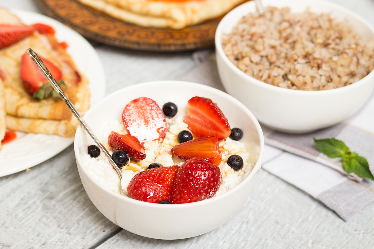 ¡Una mirada al tradicional desayuno ruso que incluye dos tipos de panqueques, papilla de avena (kasha), sándwiches (buterbrody) y té con galletas! | cocinartheglobe.com
