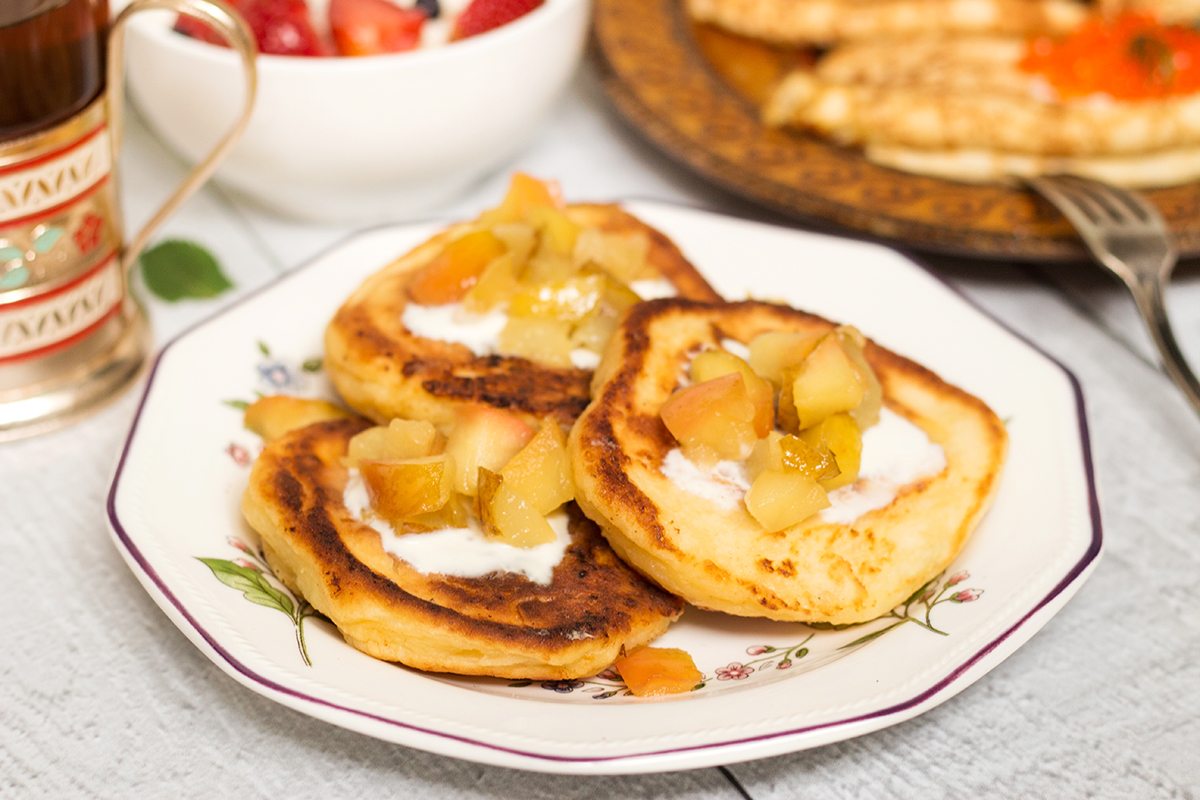 ¡Una mirada al tradicional desayuno ruso que incluye dos tipos de panqueques, papilla de avena (kasha), sándwiches (buterbrody) y té con galletas! | cocinartheglobe.com