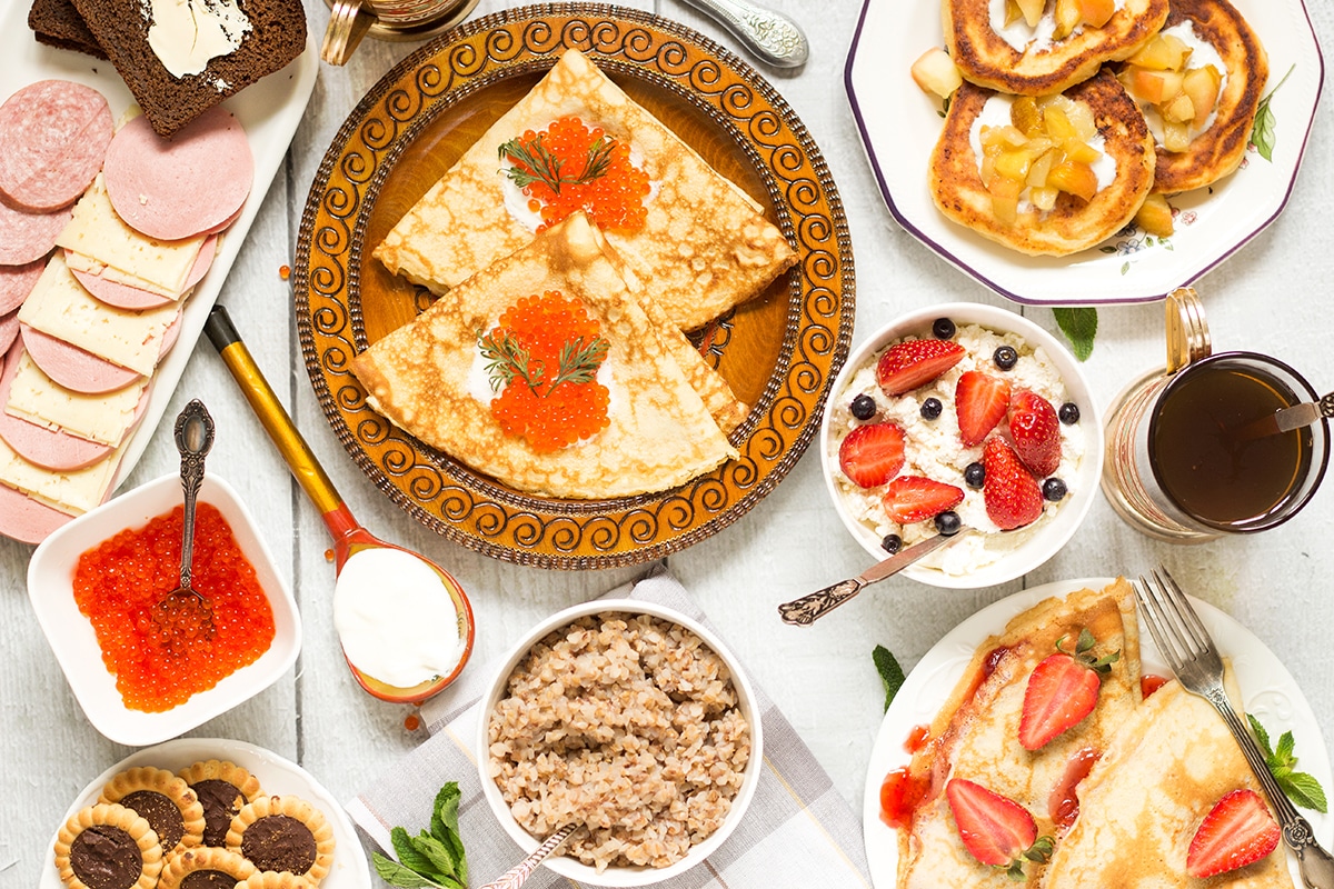 ¡Una mirada al tradicional desayuno ruso que incluye dos tipos de panqueques, papilla de avena (kasha), sándwiches (buterbrody) y té con galletas! | cocinartheglobe.com