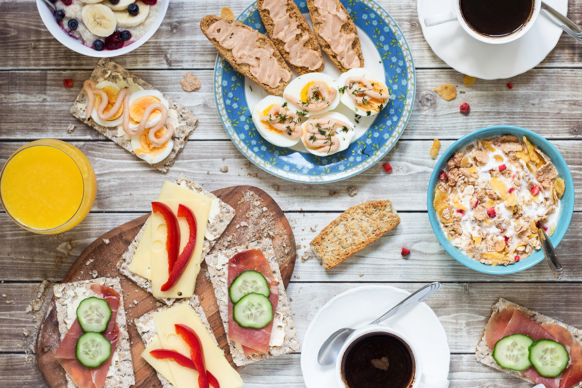 ¡Una mirada al desayuno sueco común que ofrece sándwiches abiertos, caviar, huevos y papilla! | cocinartheglobe.com