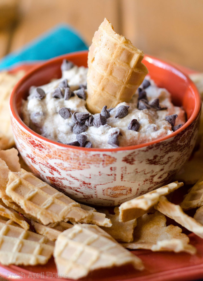 Cannoli Dip: todo el sabor que amas de un cannoli sin el arduo trabajo de rellenar las conchas. Servir con trozos de cono de waffle rotos para un tratamiento deconstruido.