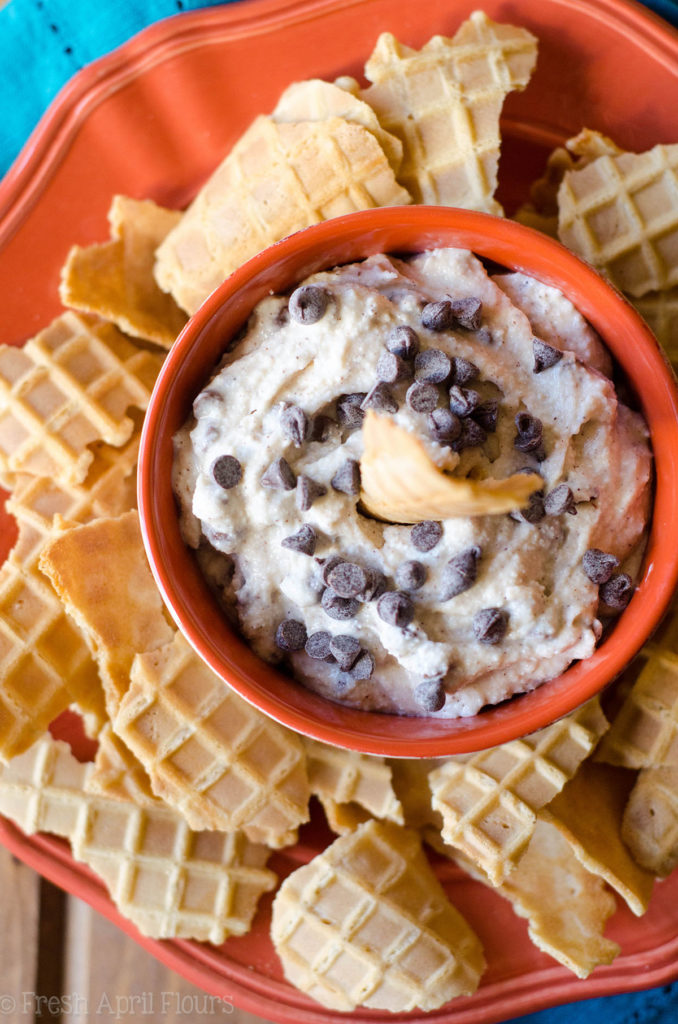 Cannoli Dip: todo el sabor que amas de un cannoli sin el arduo trabajo de rellenar las conchas. Servir con trozos de cono de waffle rotos para un tratamiento deconstruido.