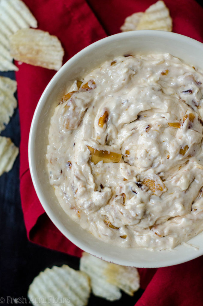 Dip de cebolla caramelizada: inmersión cremosa y sabrosa llena de cebollas dulces cocidas. Perfecto con verduras y papas fritas!