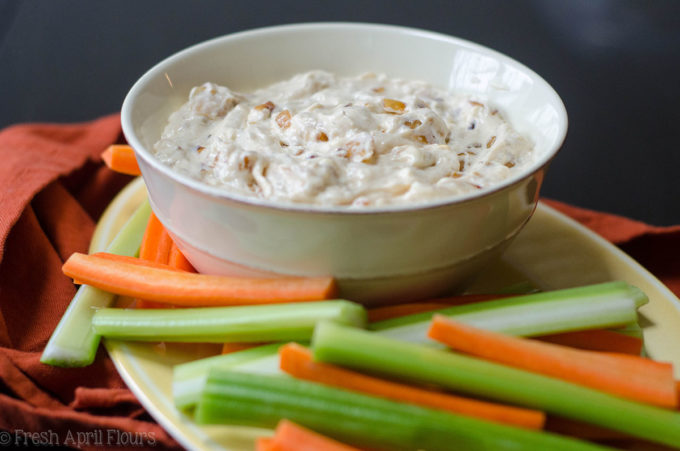 Dip de cebolla caramelizada: inmersión cremosa y sabrosa llena de cebollas dulces cocidas. Perfecto con verduras y papas fritas!