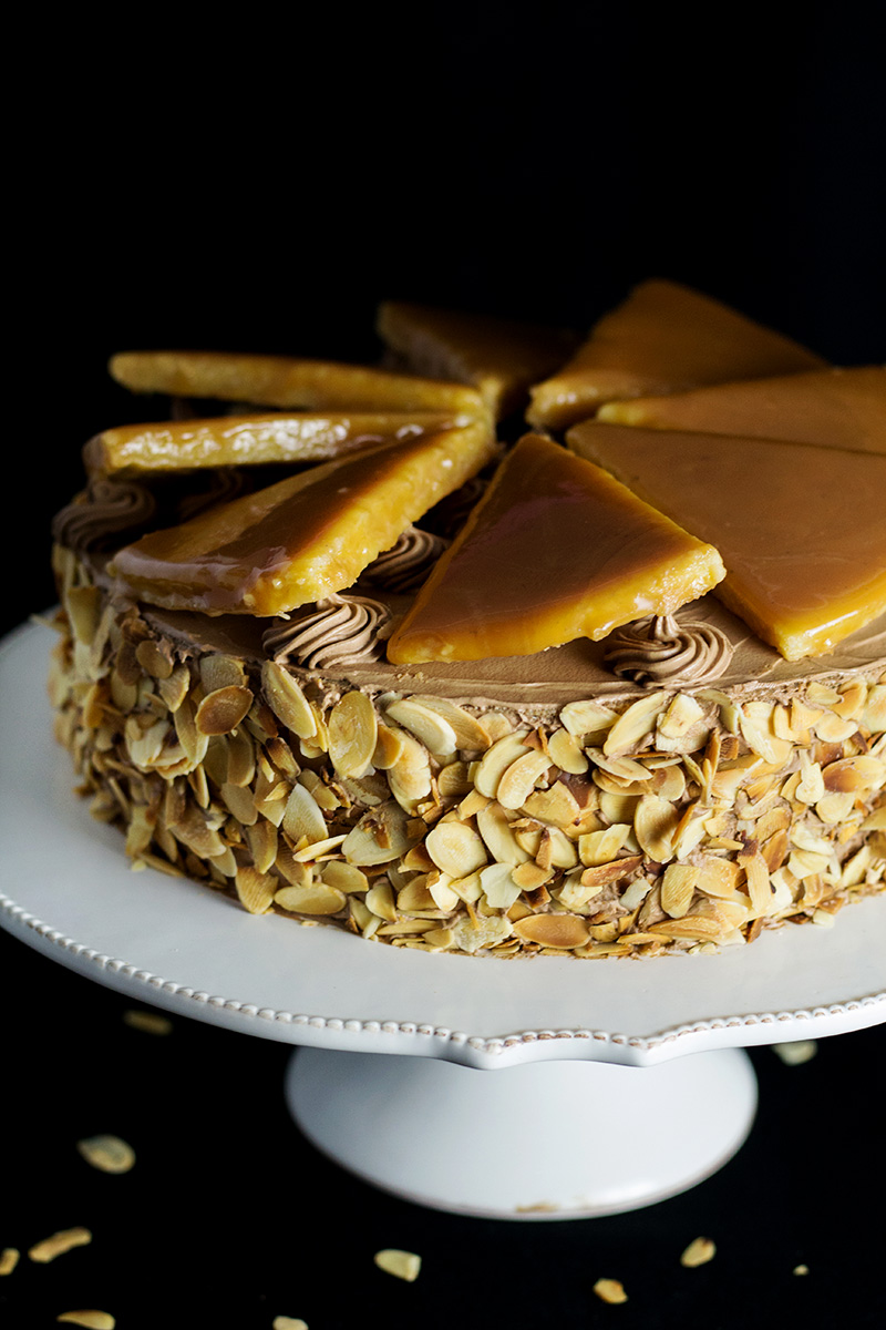 Este increíble pastel de capas húngaro llamado Dobos Torte tiene un fantástico mantecoso de chocolate y un aderezo de caramelo. Perfecto para cumpleaños! #cake #hungary #chocolate #buttercream | cocinartheglobe.com