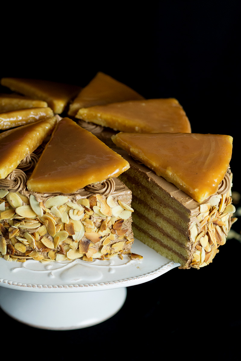 Este increíble pastel de capas húngaro llamado Dobos Torte tiene un fantástico mantecoso de chocolate y un aderezo de caramelo. Perfecto para cumpleaños! #cake #hungary #chocolate #buttercream | cocinartheglobe.com