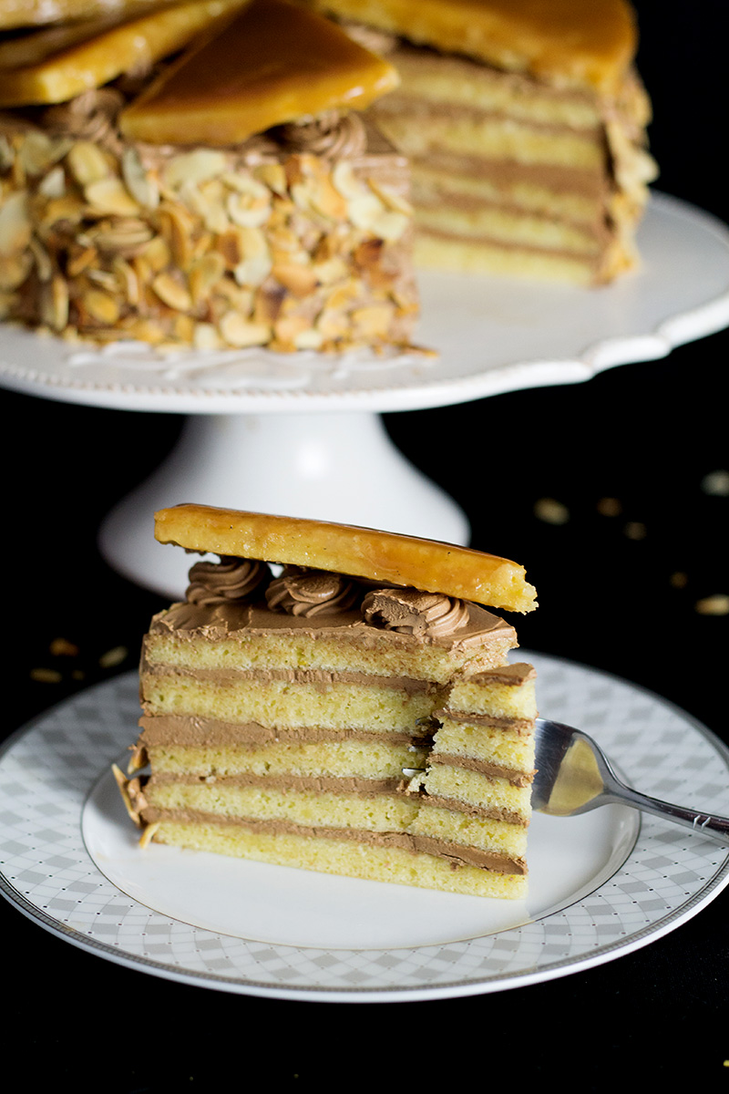 Este increíble pastel de capas húngaro llamado Dobos Torte tiene un fantástico mantecoso de chocolate y un aderezo de caramelo. Perfecto para cumpleaños! #cake #hungary #chocolate #buttercream | cocinartheglobe.com