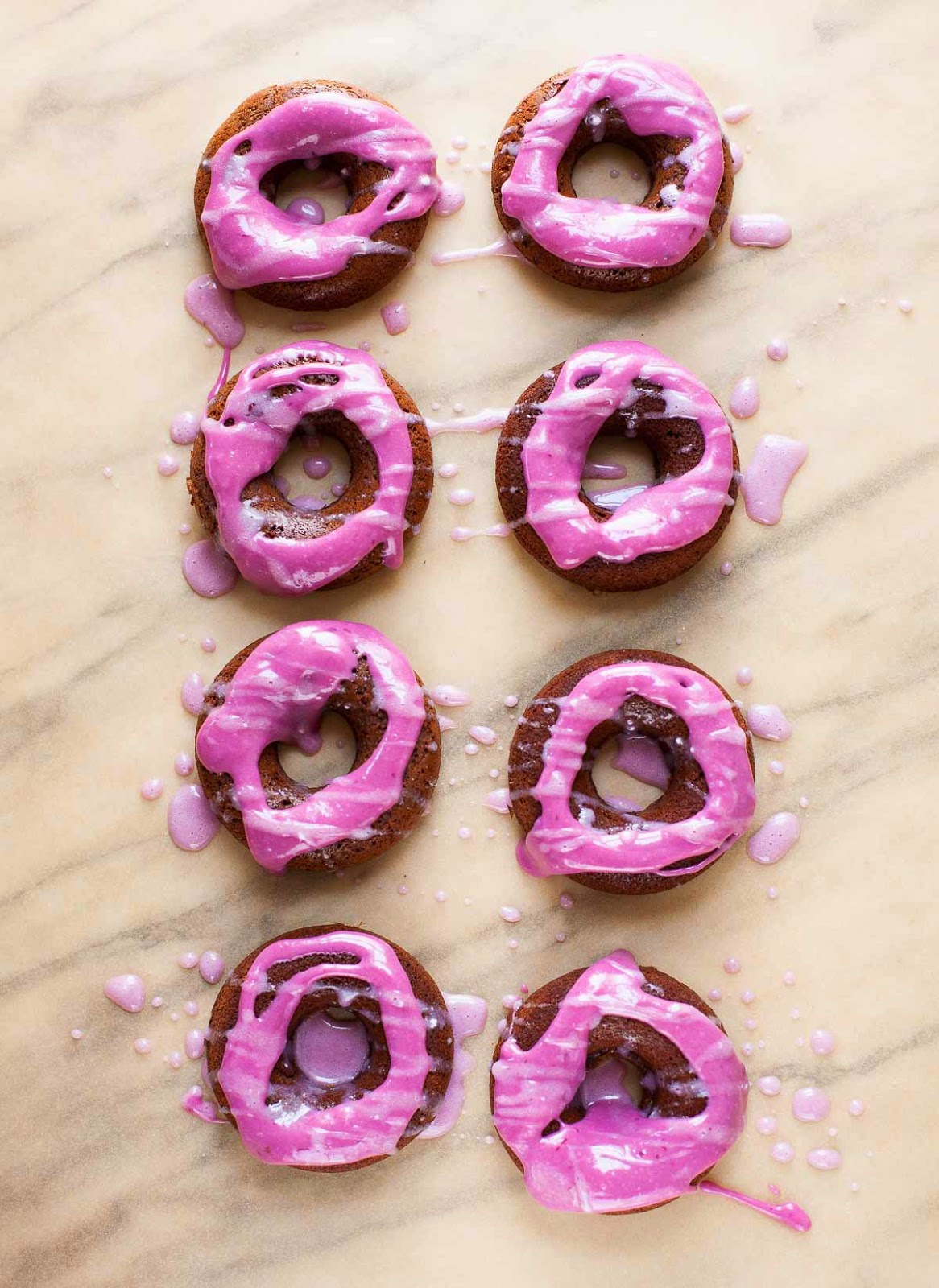 Donuts de chocolate con glaseado de pastel de queso y cerezas (sin gluten, sin granos)