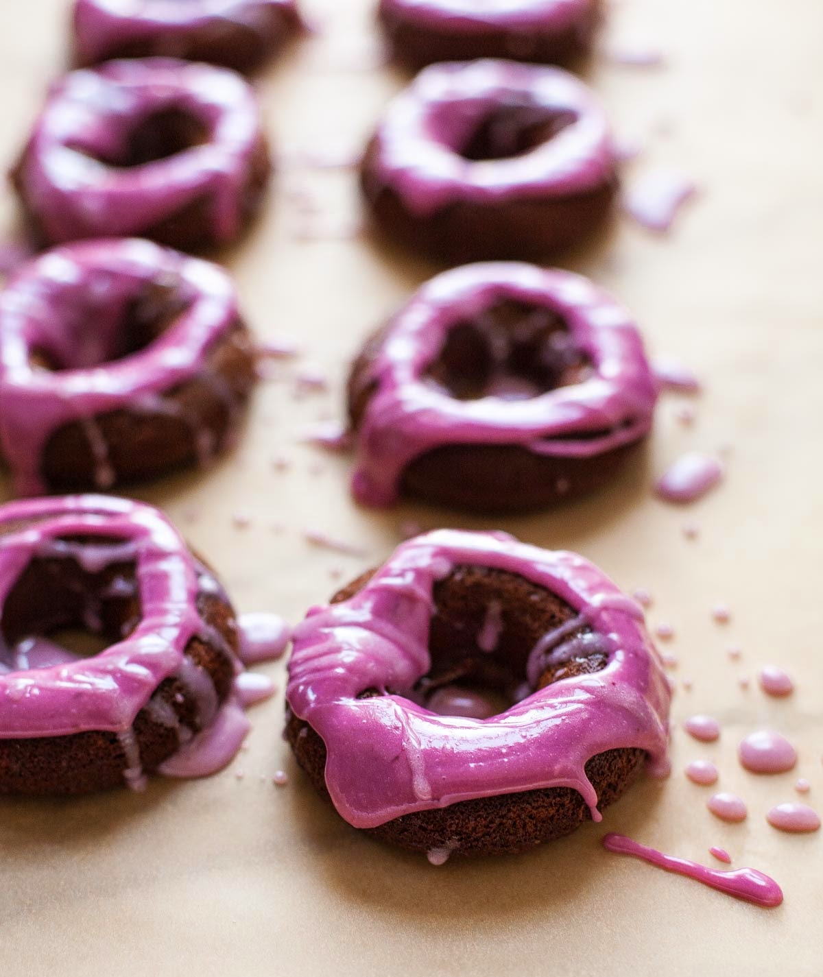 Donuts de chocolate con glaseado de pastel de queso y cerezas (sin gluten, sin granos)