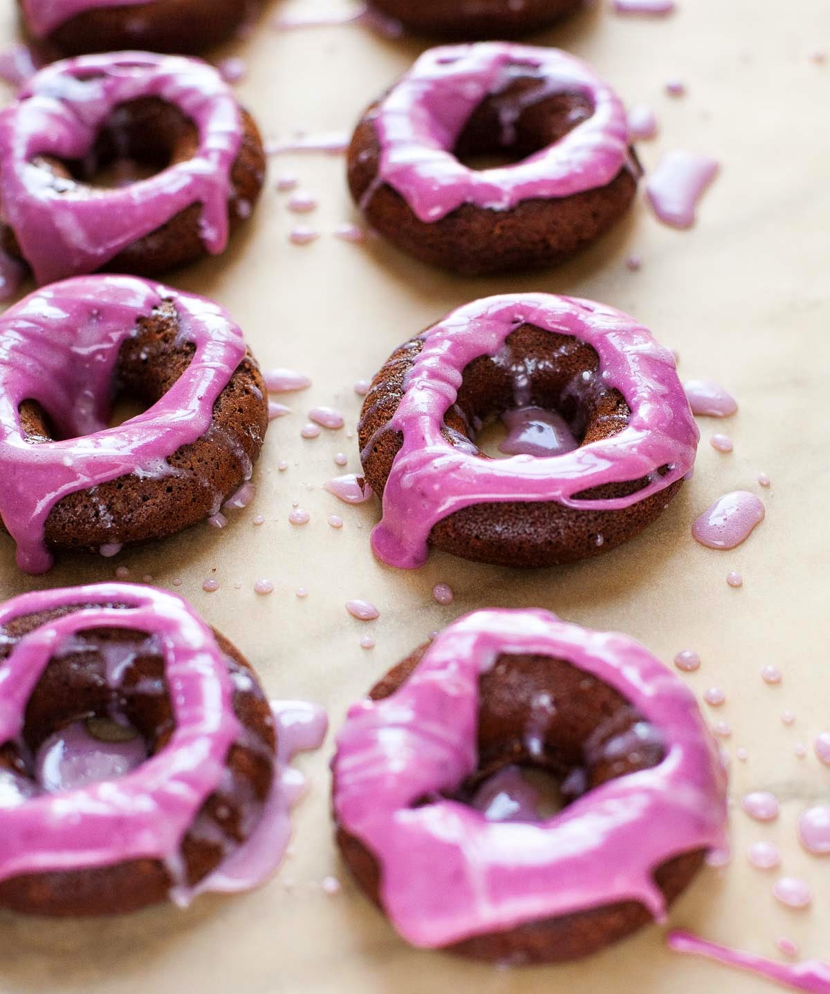 Donuts de chocolate con glaseado de pastel de queso y cerezas (sin gluten, sin granos)
