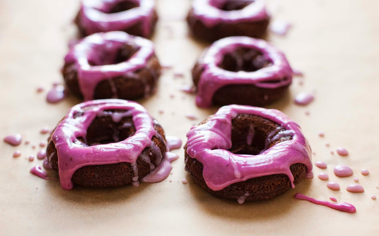 Donuts de chocolate con glaseado de pastel de queso y cerezas (sin gluten, sin granos)