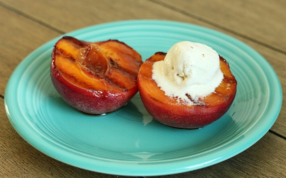 Grilled peaches Con salsa Frangelico. width = 