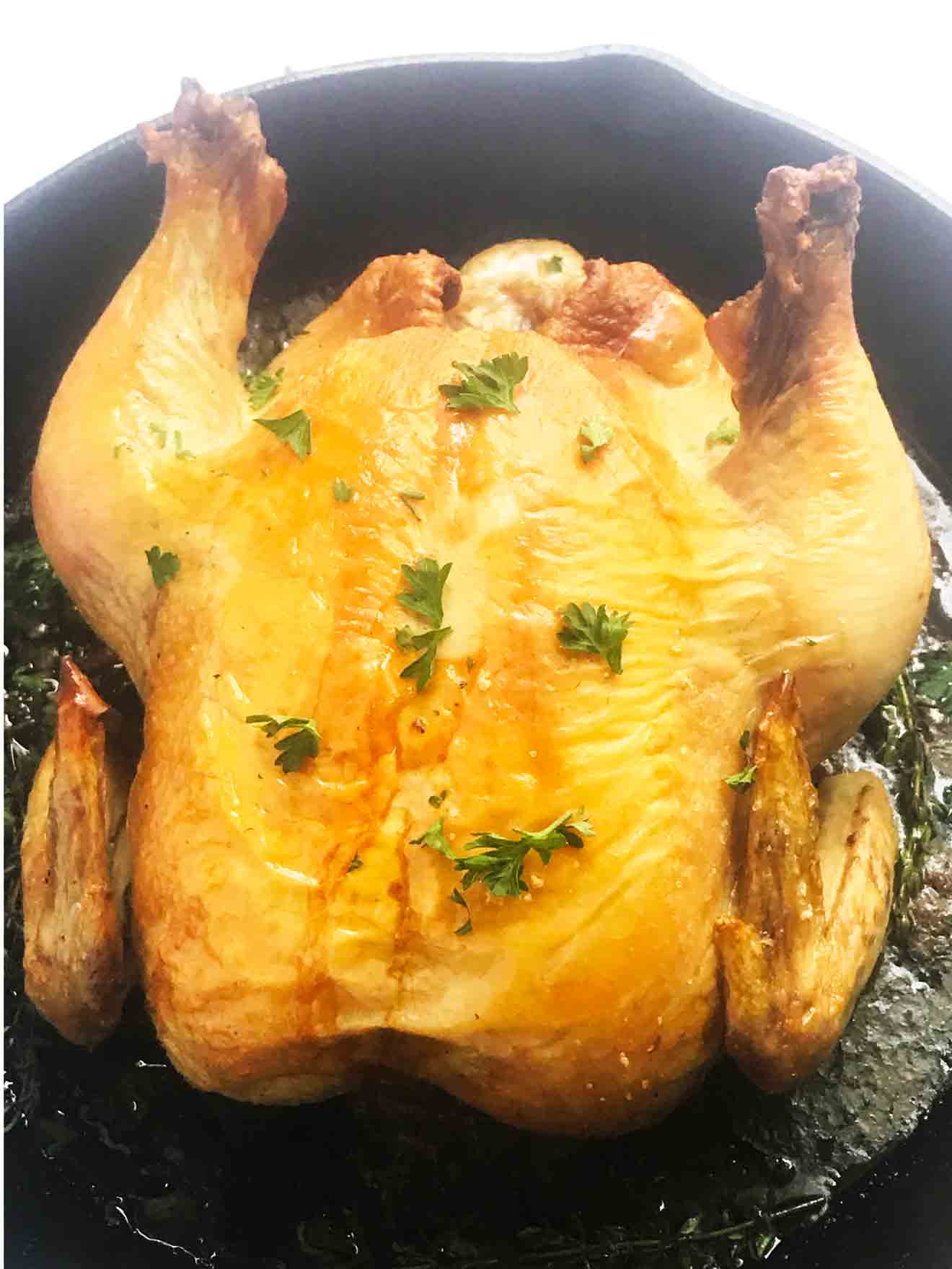 Este pollo entero asado a fuego alto de 2 ingredientes es LA mejor manera de asar un pollo. Asar un pollo entero a fuego alto cruje la piel a la perfección y se cocina tan rápido que la carne blanca tiene menos tiempo para secarse, dejando la carne más jugosa. ¡Puntuación! Esta es la siguiente leyenda del pollo entero asado.