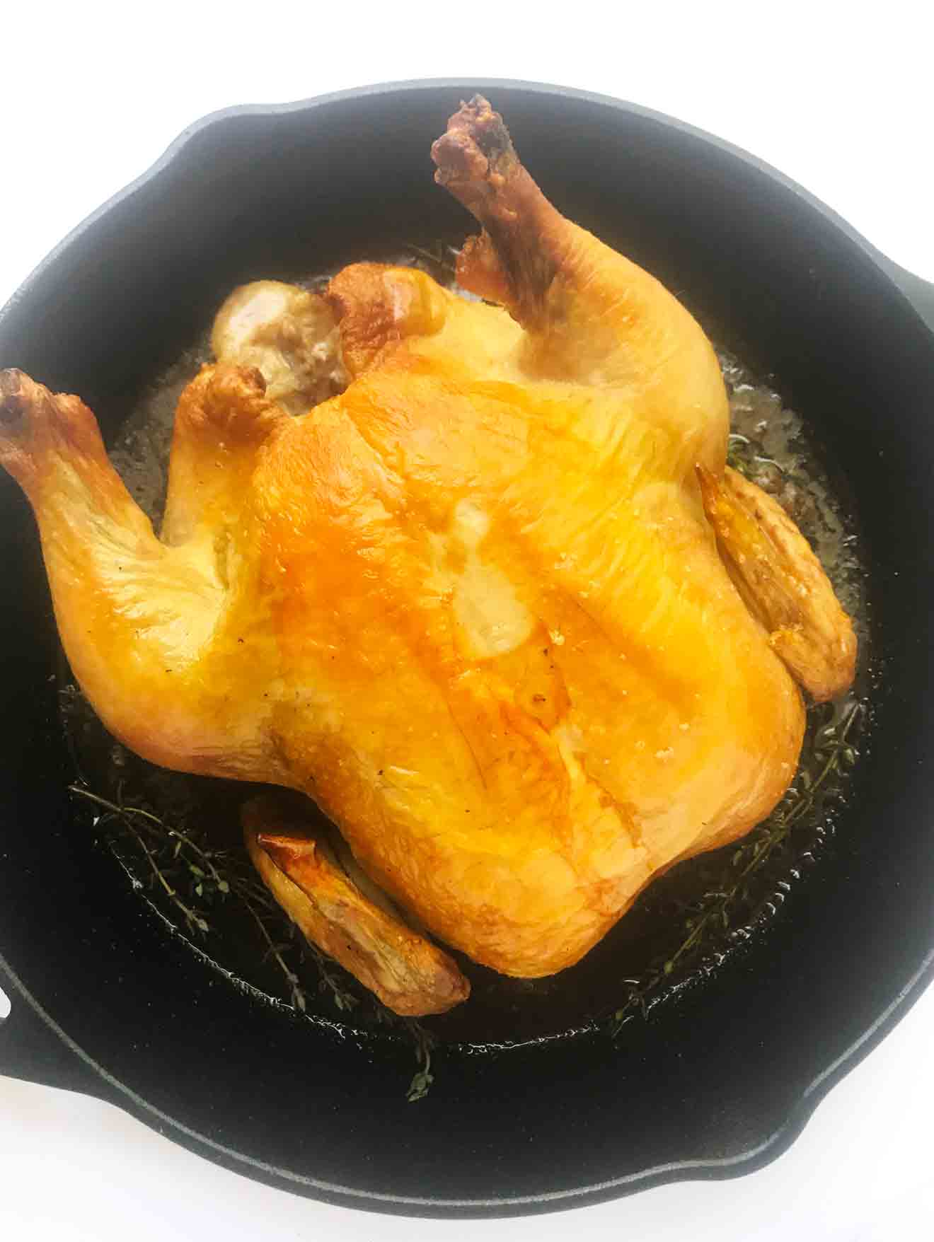 Este pollo entero asado a fuego alto de 2 ingredientes es LA mejor manera de asar un pollo. Asar un pollo entero a fuego alto cruje la piel a la perfección y se cocina tan rápido que la carne blanca tiene menos tiempo para secarse, dejando la carne más jugosa. ¡Puntuación! Esta es la siguiente leyenda del pollo entero asado.