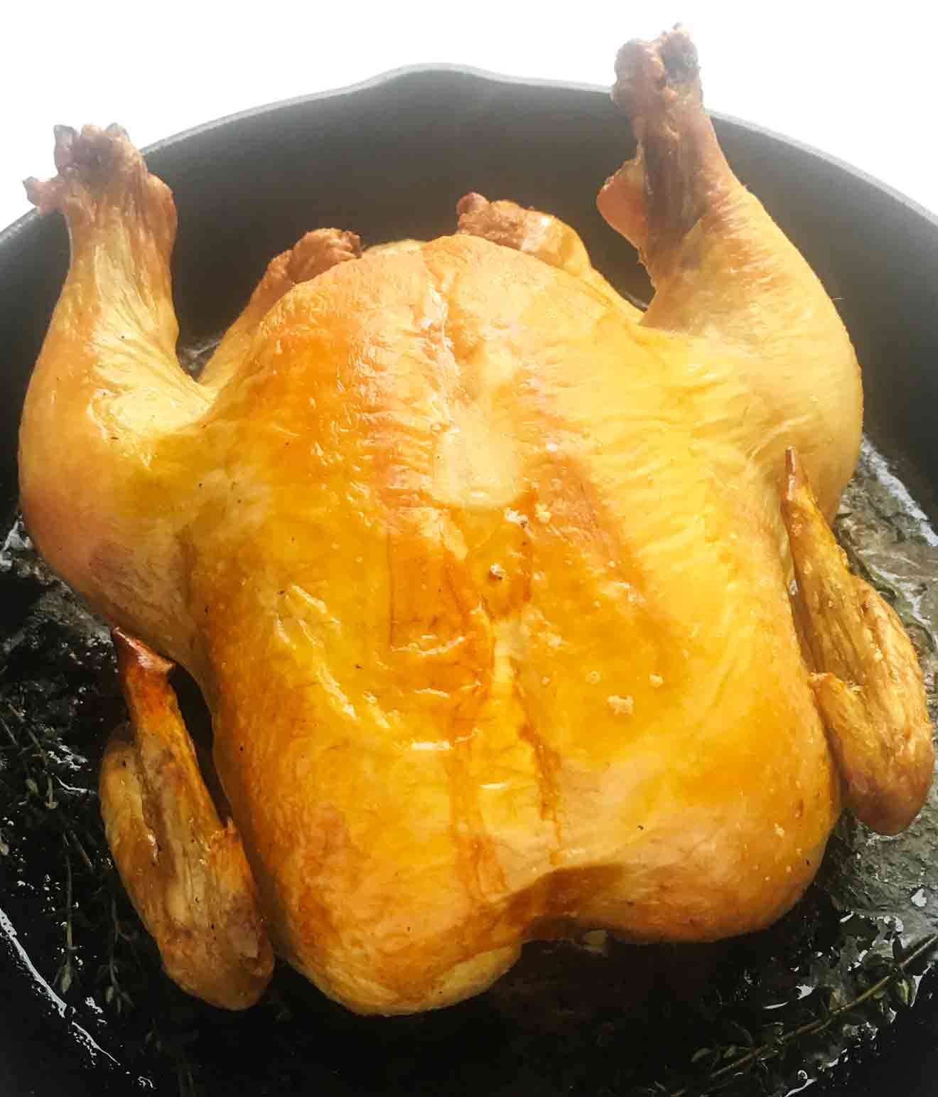 Este pollo entero asado a fuego alto de 2 ingredientes es LA mejor manera de asar un pollo. Asar un pollo entero a fuego alto cruje la piel a la perfección y se cocina tan rápido que la carne blanca tiene menos tiempo para secarse, dejando la carne más jugosa. ¡Puntuación! Esta es la siguiente leyenda del pollo entero asado.
