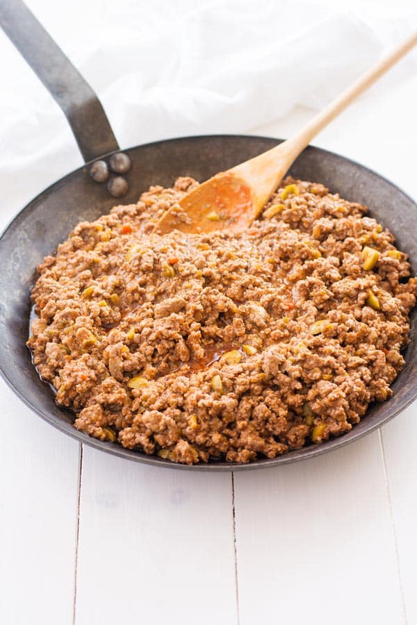 Picadillo puertorriqueño picadillo hecho con sofrito y aceitunas con papas.
