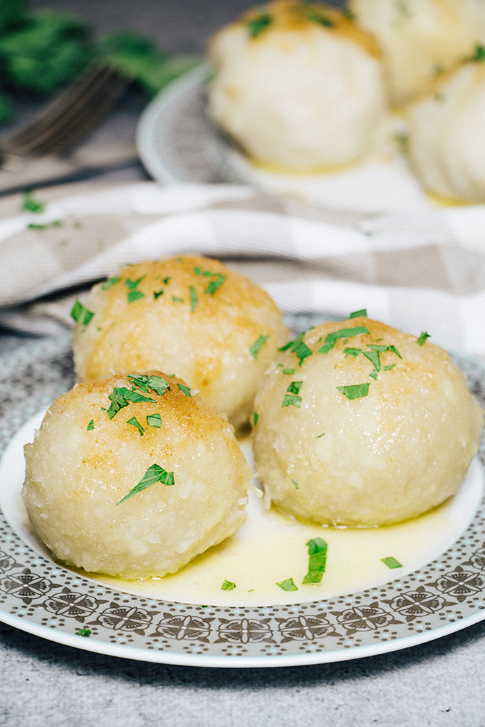 Una versión de albóndigas de papas alemanas con papas hervidas y crudas.