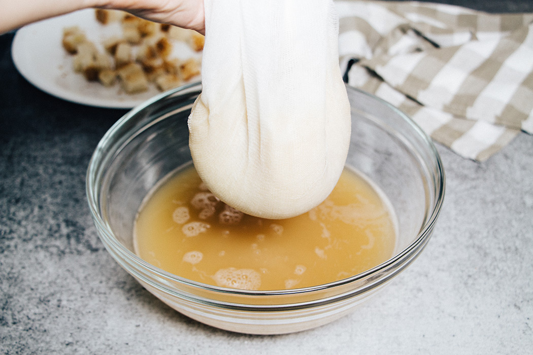 Exprimir el agua de las patatas ralladas con gasa