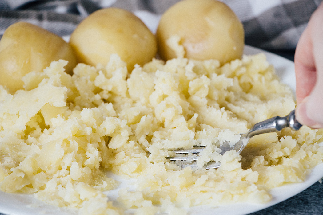 Puré de papas con un tenedor
