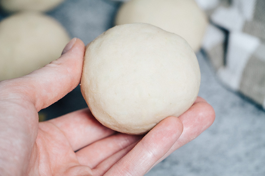Bolas de patata alemanas antes del proceso de cocción.