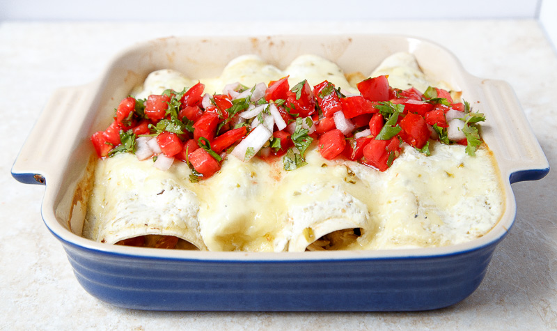 Enchiladas de pollo chile verde con salsa de dos ingredientes