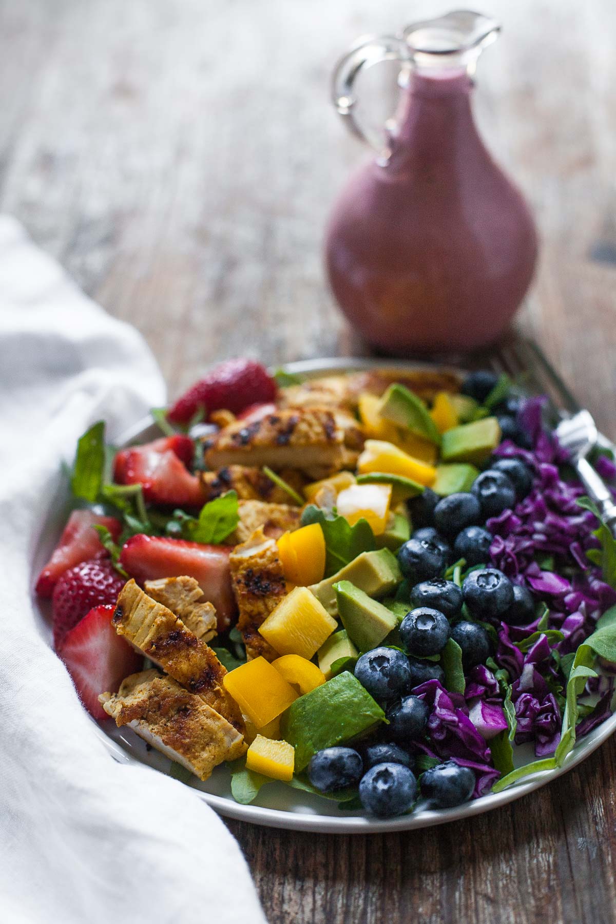 Ensalada Arco Iris Con Pollo A La Parrilla Y Aderezo De Nogal De Frambuesa # 30MinuteMondays | acalculatedwhisk.com 