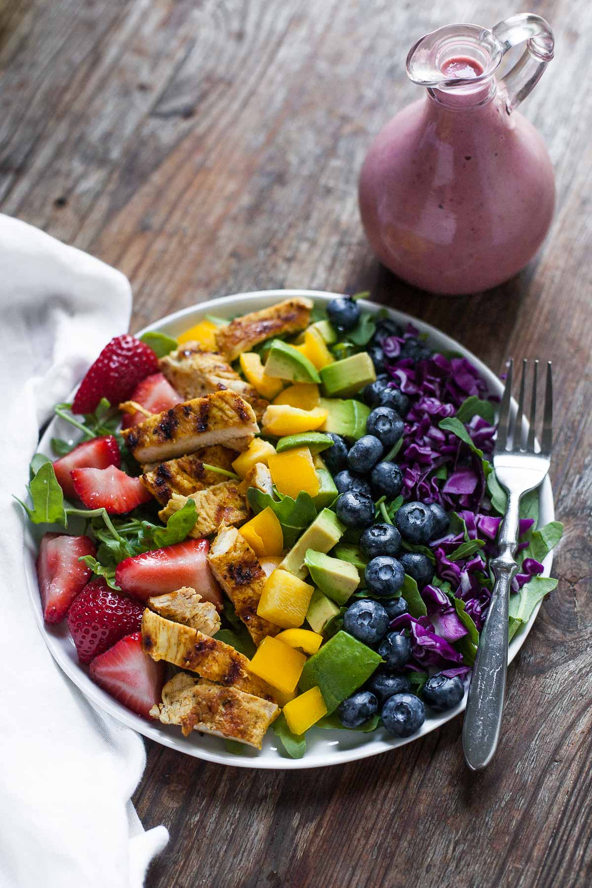 Ensalada Arco Iris Con Pollo A La Parrilla Y Aderezo De Nogal De Frambuesa # 30MinuteMondays | acalculatedwhisk.com 