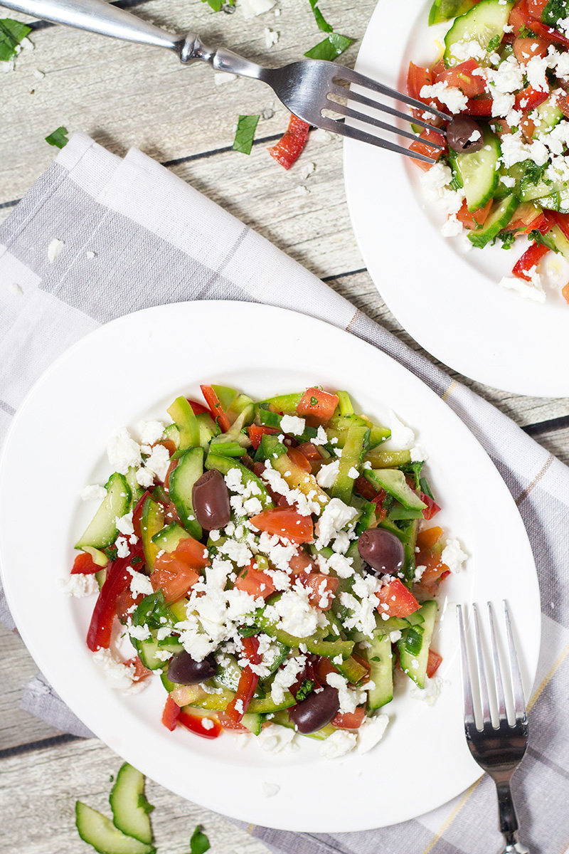 ÂĄEsta colorida ensalada bĂșlgara Shopska estĂĄ llena de verduras! Perfecto para los dĂas calurosos de verano! | cocinartheglobe.com