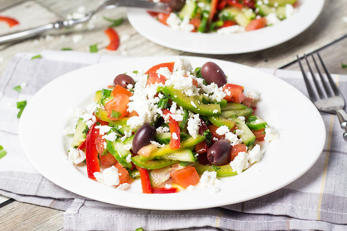 ÂĄEsta colorida ensalada bĂșlgara Shopska estĂĄ llena de verduras! Perfecto para los dĂas calurosos de verano! | cocinartheglobe.com