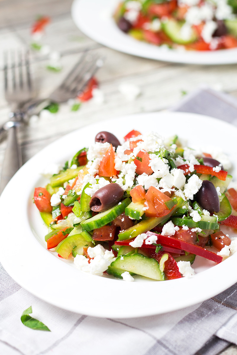 ÂĄEsta colorida ensalada bĂșlgara Shopska estĂĄ llena de verduras! Perfecto para los dĂas calurosos de verano! | cocinartheglobe.com