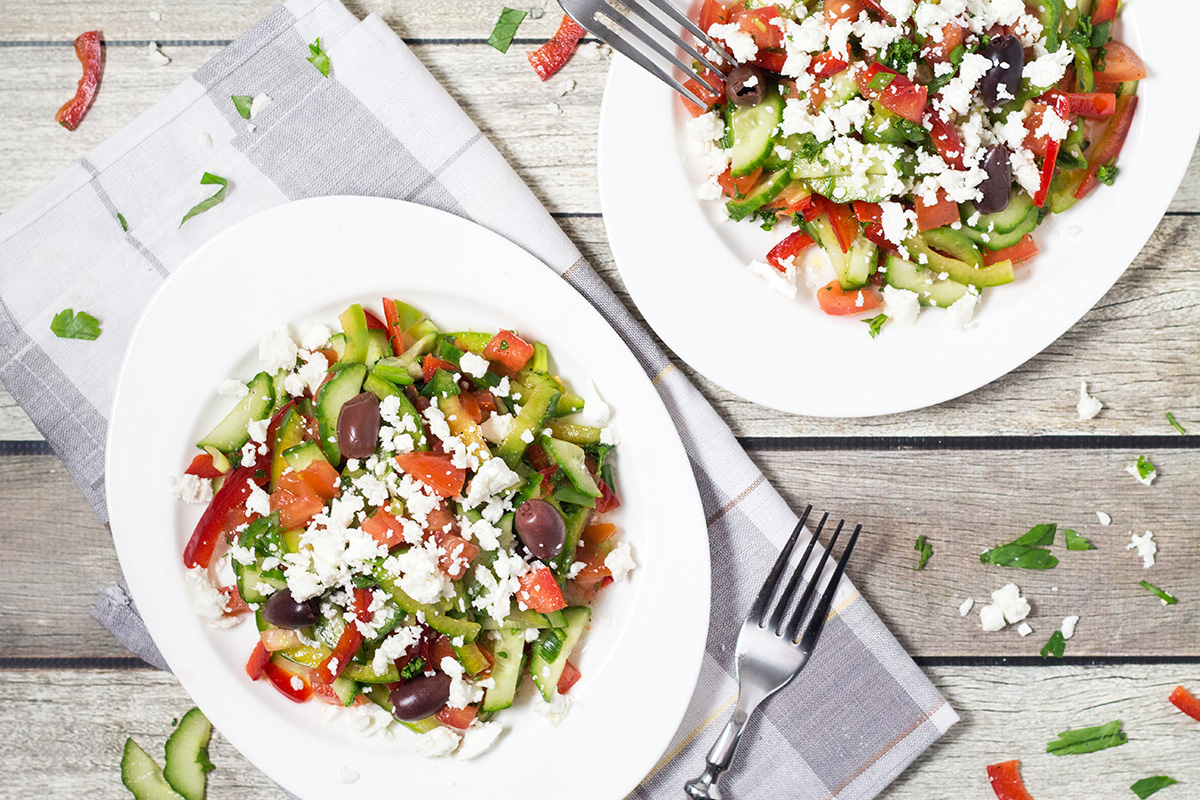 ÂĄEsta colorida ensalada bĂșlgara Shopska estĂĄ llena de verduras! Perfecto para los dĂas calurosos de verano! | cocinartheglobe.com
