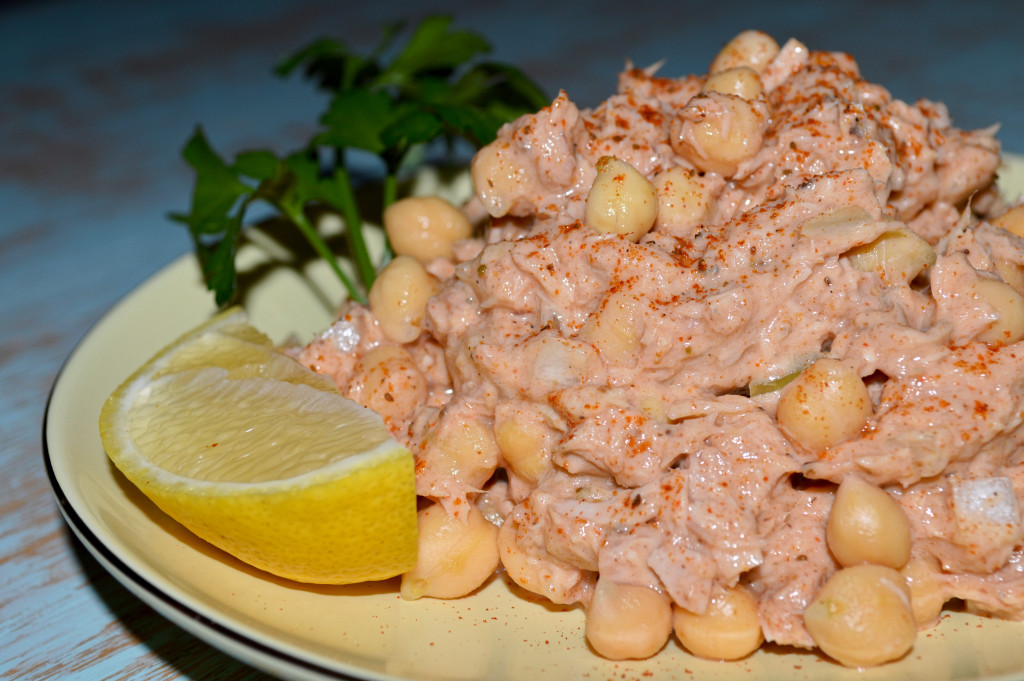 Vieja ensalada de atún de la bahía