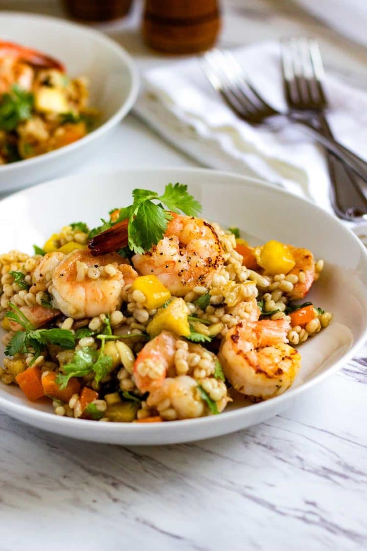 Lo bueno de esta ensalada de piña con camarones y cebada es que es fresca, saludable y te llena sin engordarte. Un sabroso almuerzo o cena. www.keviniscooking.com 