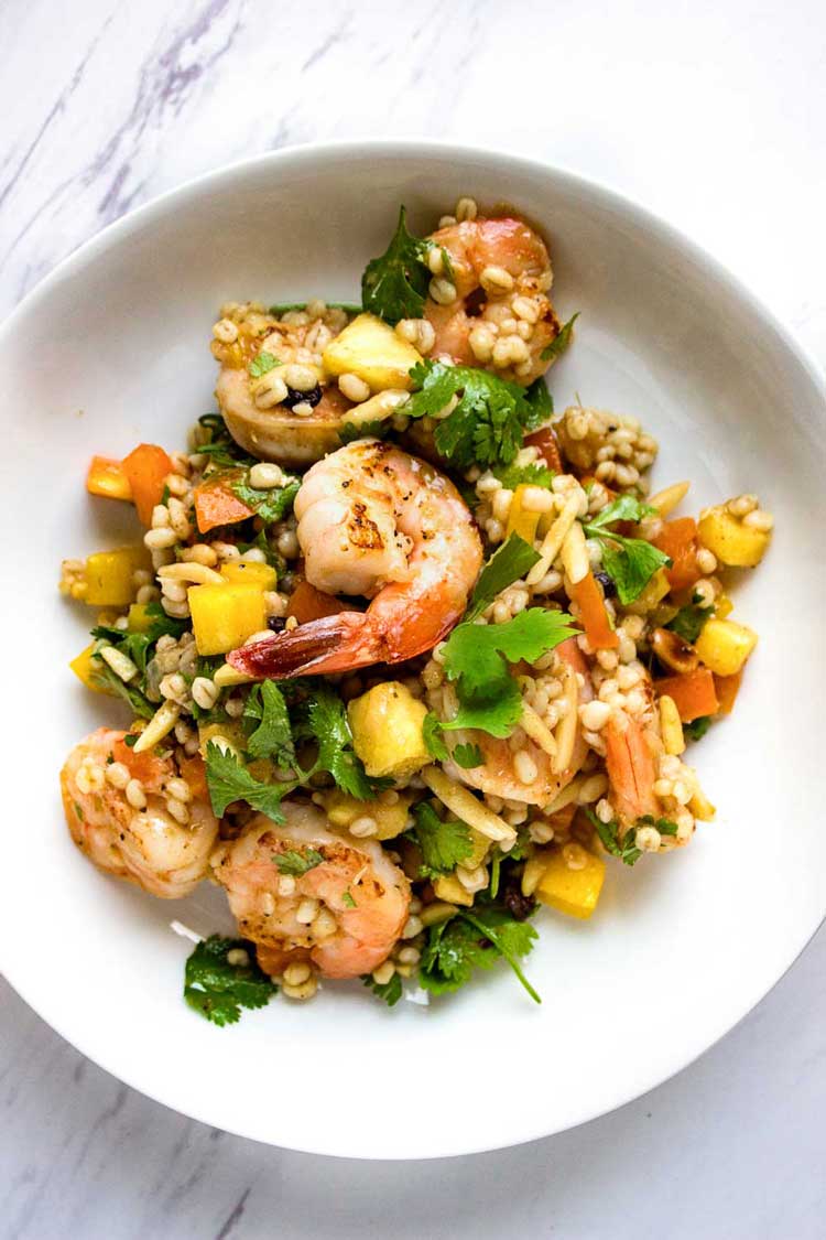  Lo bueno de esta ensalada de piña con camarones y cebada es que es fresca, saludable y te llena sin engordarte. Un sabroso almuerzo o cena. www.keviniscooking.com 