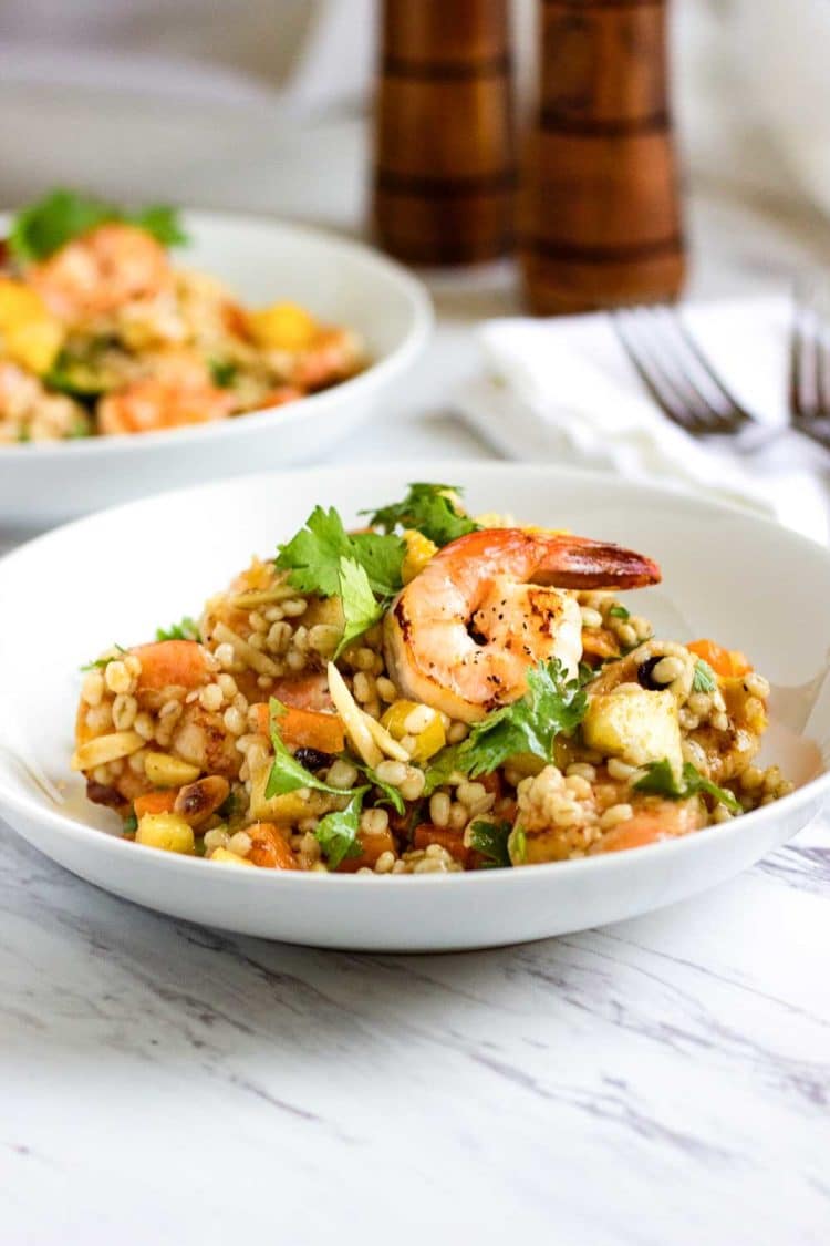  Lo bueno de esta ensalada de piña con camarones y cebada es que es fresca, saludable y te llena sin engordarte. Un sabroso almuerzo o cena. www.keviniscooking.com 