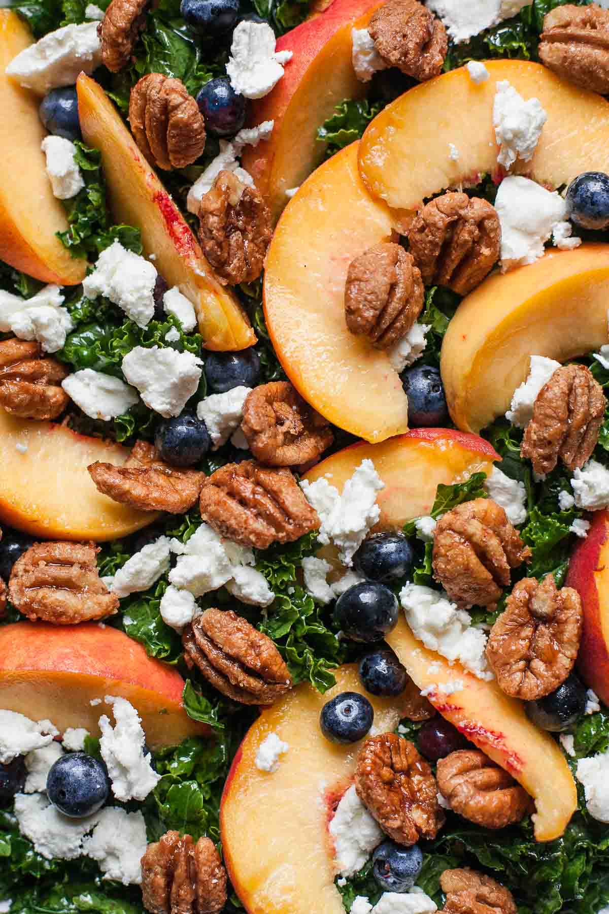 Ensalada de col rizada de verano con duraznos y pacanas confitadas