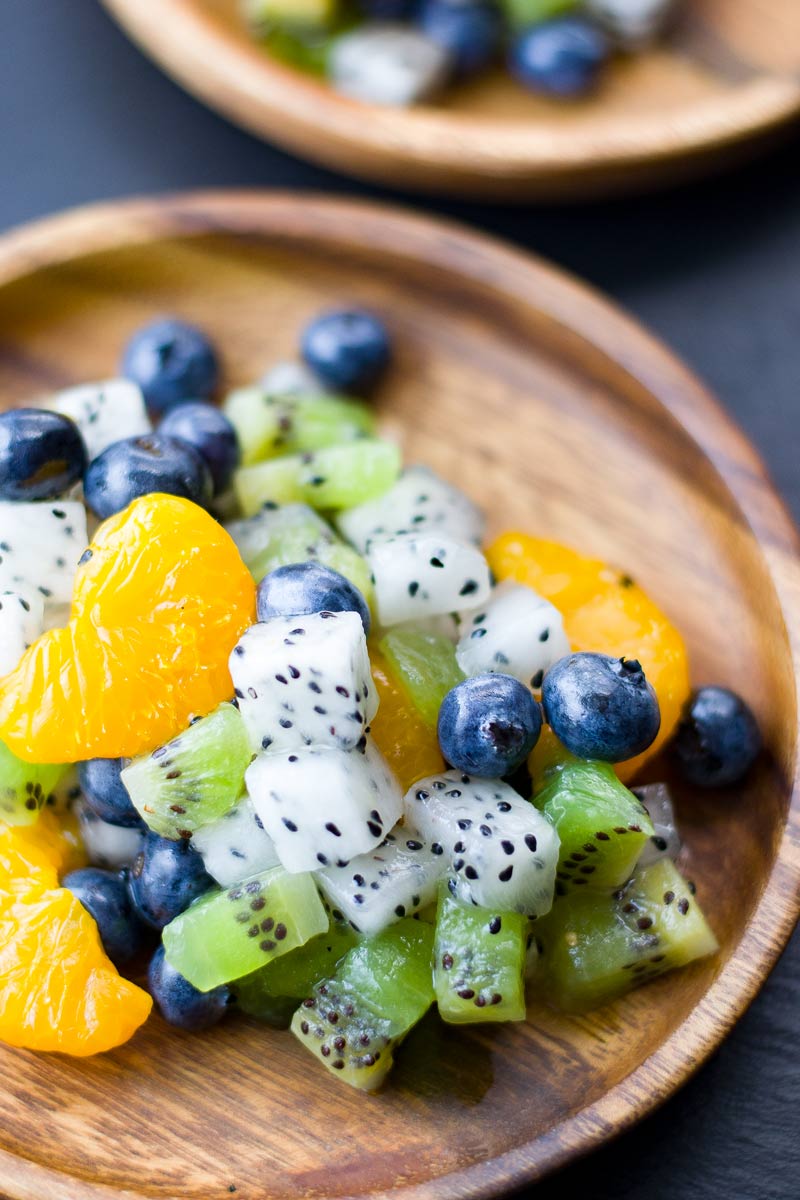 Primer plano de ensalada de frutas del dragón