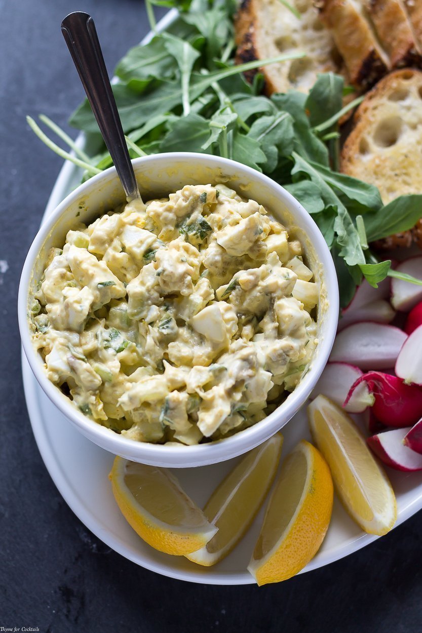 ¿Estás buscando hacer una rutina aburrida de almuerzo? Una vez que pruebes esta receta de ensalada de huevo verde con queso azul de Chile, nunca más querrás la ensalada de huevo simple.
