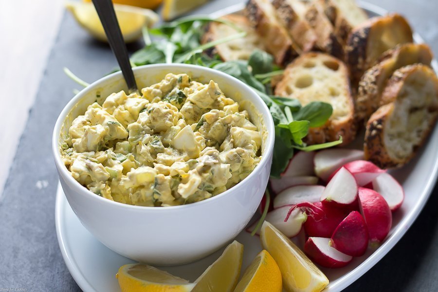 ¿Estás buscando hacer una rutina aburrida de almuerzo? Una vez que pruebes esta receta de ensalada de huevo verde con queso azul de Chile, nunca más querrás la ensalada de huevo simple.